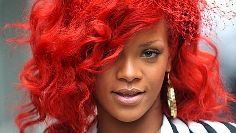 Rihanna se suelta la melena en el videoclip de «What's my name»