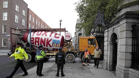 Estrella un camión contra el Parlamento de Irlanda