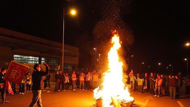 Cargas policiales y cinco heridos en Michelín marcan las primeras horas