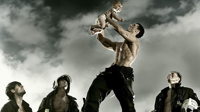 Los Bomberos de Bilbao se desnudan en un calendario para recaudar dinero