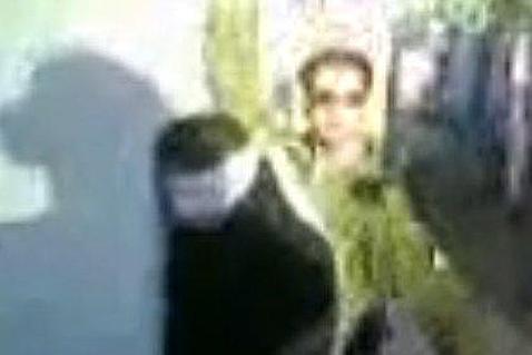 Un soldado israelí baila la danza del vientre mofándose de una palestina