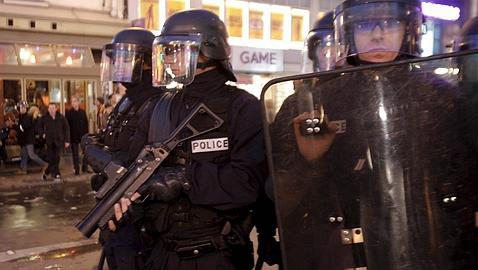 Francia rompe el cerco y abastece los aeropuertos de París