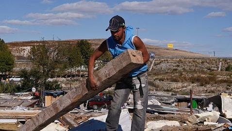 El Ayuntamiento derriba 12 nuevas chabolas en el Gallinero