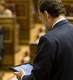 Rajoy se moderniza y usa un iPad en el debate