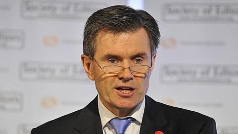 Un moderno James Bond da la cara