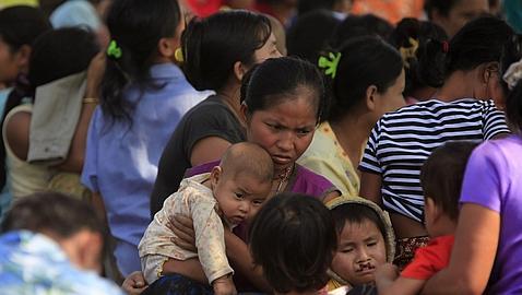 Miles de birmanos huyen a Tailandia tras un enfrentamiento armado tras la jornada electoral