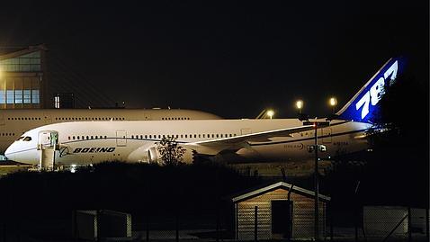 Un Boeing 787 realiza un aterrizaje de emergencia durante un vuelo de prueba