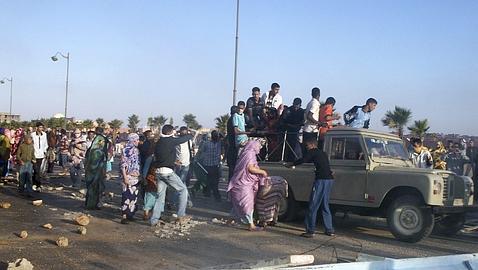 Saharauis y «colonos» marroquíes se enfrentan en las calles de el Aaiún