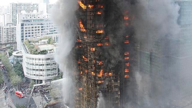 Fotogalería: Un coloso en llamas en Shanghai