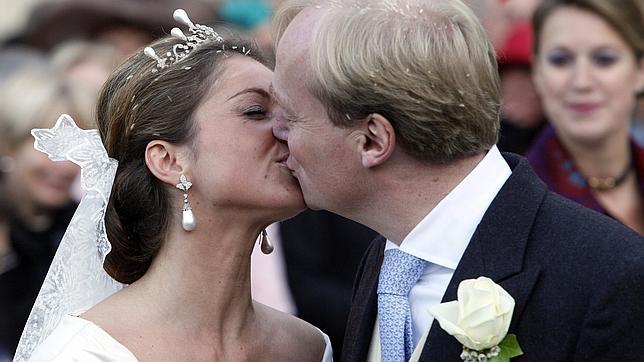 Carlos Javier de Borbón-Parma se casa con la periodista holandesa Annemarie Gualthérie Van Weezel