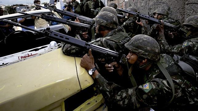 El ejército brasileño toma el control de una favela de narcotraficantes