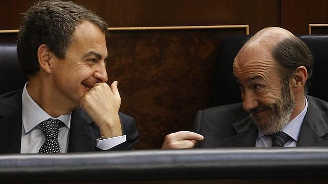 Zapatero admite que una «fuga» previa de controladores hacía prever el plante masivo