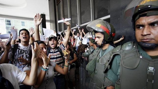 Chávez obtiene los plenos poderes para gobernar por decreto durante 18 meses