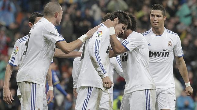 Benzemá y Cristiano regalan a Morata el balón de sus «hat-trick»