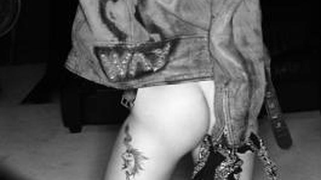 Lady GaGa enseña el culo para presentar el álbum «Born this way» en Twitter