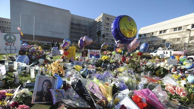 Giffords puede mover piernas y brazos, ha abierto los ojos y reconoce a sus familiares