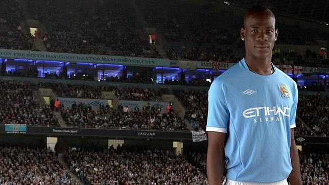 Balotelli cree que Mourinho debe aprender educación y respeto