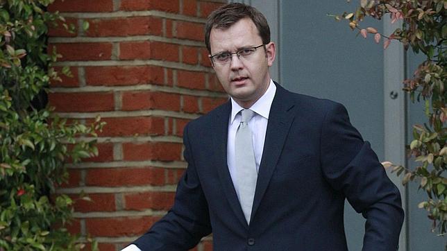 Dimite el jefe de comunicación de Cameron por los pinchazos a famosos