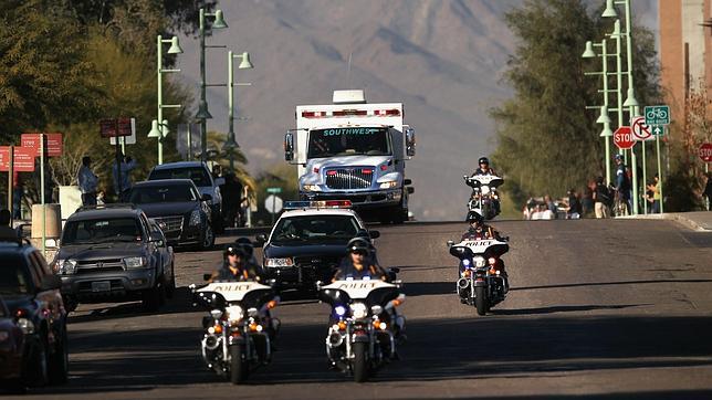 La congresista Giffords sale del hospital para ser trasladada a un centro de rehabilitación