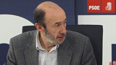 Rubalcaba llama a «no arrugarse» ante un PP que «sólo» ganará si el PSOE desiste