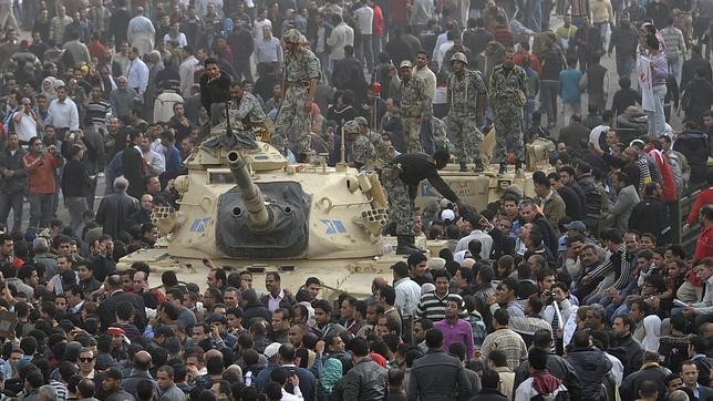 Más de cincuenta españoles, retenidos y sin información en El Cairo