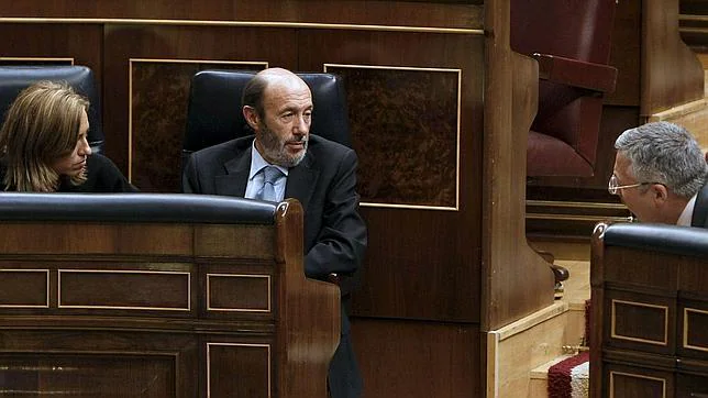 El PSOE usa el relevo de Zapatero para aliviar la presión electoral