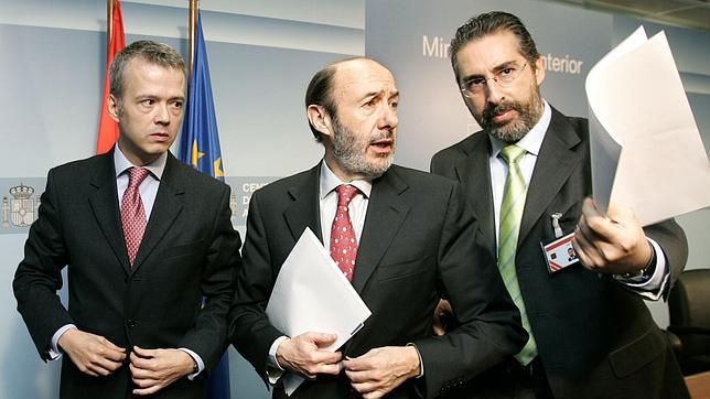 Uno de los teléfonos implicados en el «chivatazo» a ETA pertenece al «número dos» de Rubalcaba