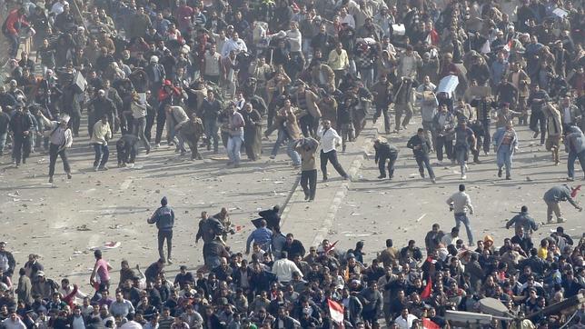 Partidarios de Mubarak se enfrentan a los opositores en la plaza Tahrir