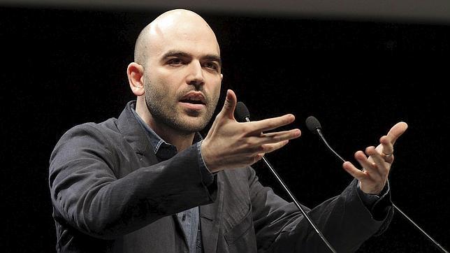 Intelectuales y periodistas exigen a Berlusconi que dimita