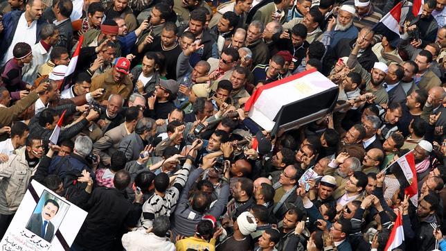 Funeral simbólico en la plaza Tahrir por el periodista muerto en las protestas