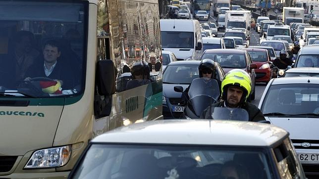 Decenas de kilómetros de atascos en Madrid pese a la contaminación