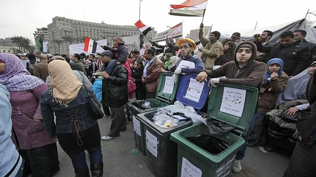 Las huelgas se suman a la protesta popular para que Mubarak dimita