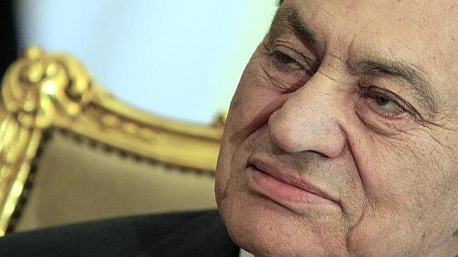 Mubarak dimite y entrega el poder al Ejército tras tres décadas como presidente
