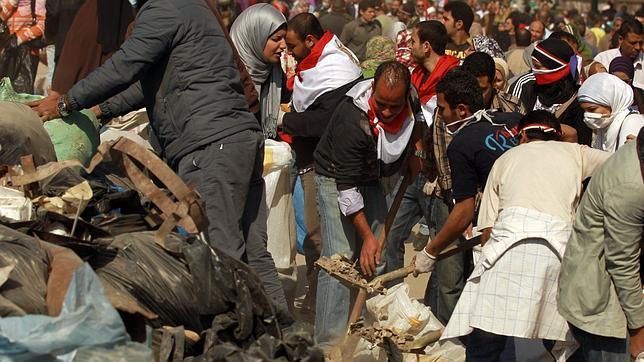 Los egipcios reconstruyen la plaza Tahrir
