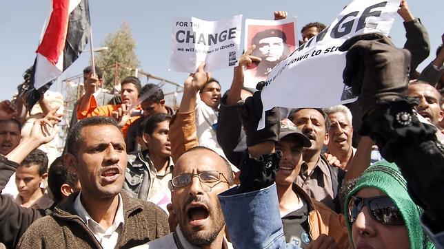 Cientos de manifestantes se dirigen al palacio presidencial en la capital de Yemen
