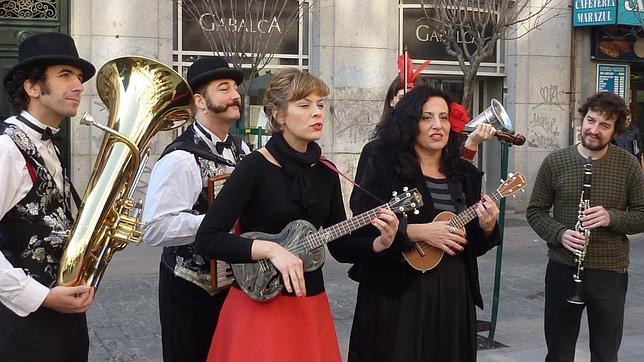 Cerco a los instrumentos de percusión y los amplificadores
