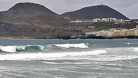 Un muerto y un desaparecido en Canarias por golpes de mar