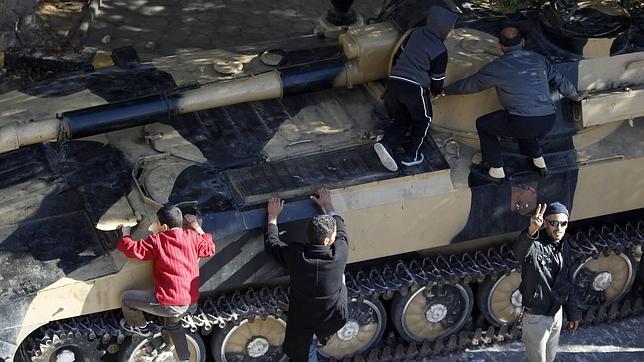 Directo: Dos buques militares de EEUU cruzarán hoy Suez hacia Libia