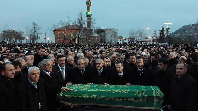 Un millón de turcos despiden a Erbakan, precursor del islamismo de Erdogan