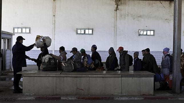 España inicia hoy un puente aéreo para evacuar refugiados desde Túnez