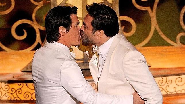 El beso entre Javier Bardem y Josh Brolin que no se vio en los Oscar
