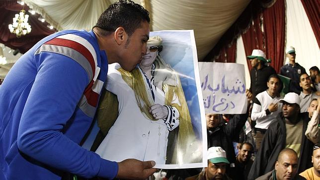 Gadafi ve cerca la victoria gracias a su superioridad militar