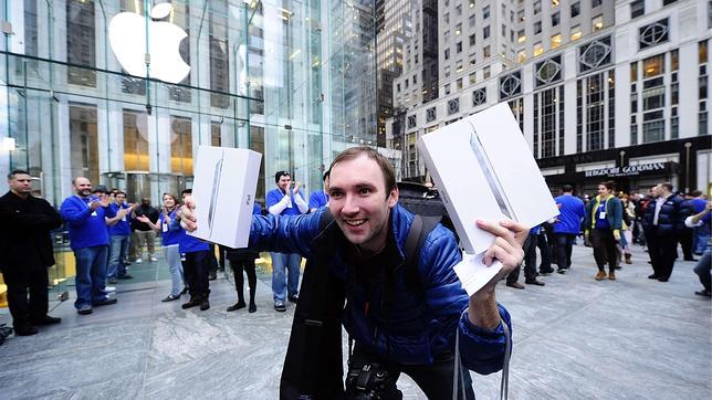 Miles de personas abarrotan las tiendas de Apple para comprar el iPad 2