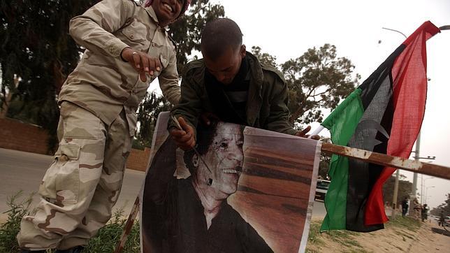 Las tropas de Gadafi cercan Ajdabiya en su avance imparable hacia Bengasi