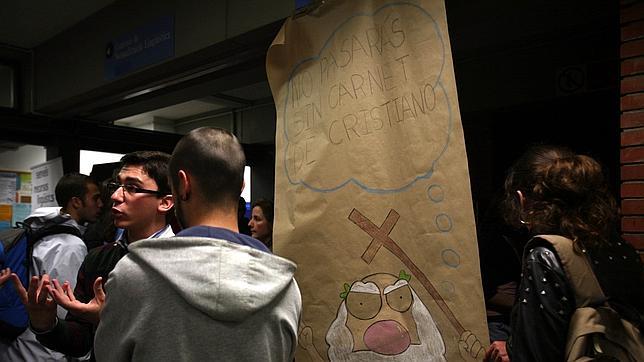 La llama anticatólica prende de nuevo en la UB