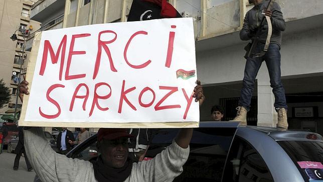 París prepara ya una Libia sin Gadafi y dice que la operación no durará meses