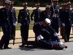 Un guardia real se desmaya en la bienvenida oficial al Príncipe de Gales y su esposa