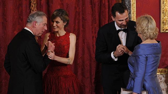 Fotogalería: Los Príncipes presiden la cena de gala ofrecida a Carlos de Inglaterra y a su esposa