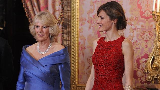 Doña Letizia y la Duquesa de Cornualles: elegancia española vs. sobriedad británica