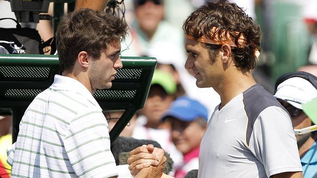 Federer pasa a semifinales tras la lesión de Gilles Simon